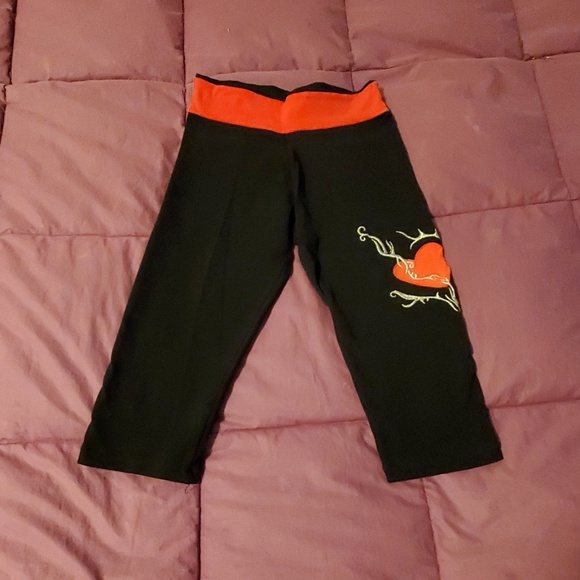 Margarita Pants - Margarita black Capri leggings w silver embroidery & red heart appliqué Size M